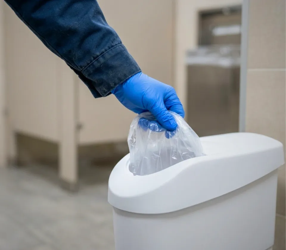 Recambio de la bolsa de un contenedor de higiene femenina